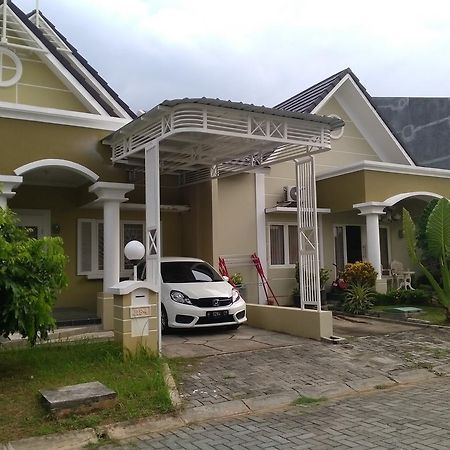 Jasmine Park Guest House Semarang Luaran gambar