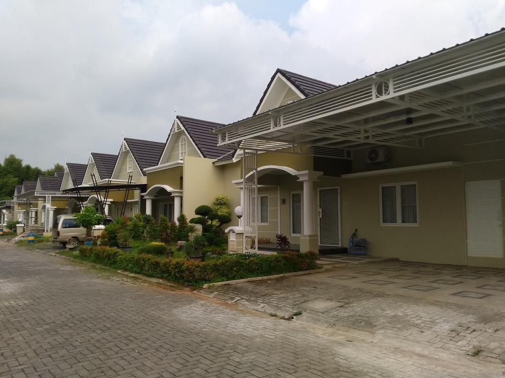 Jasmine Park Guest House Semarang Luaran gambar