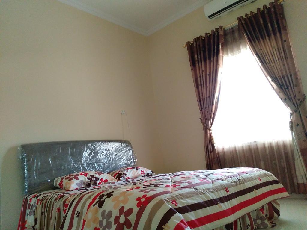 Jasmine Park Guest House Semarang Luaran gambar