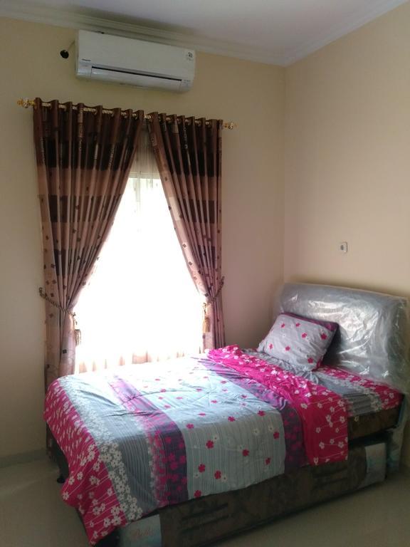 Jasmine Park Guest House Semarang Luaran gambar