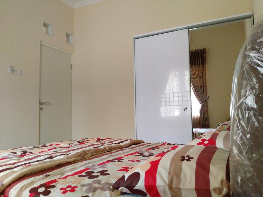 Jasmine Park Guest House Semarang Luaran gambar