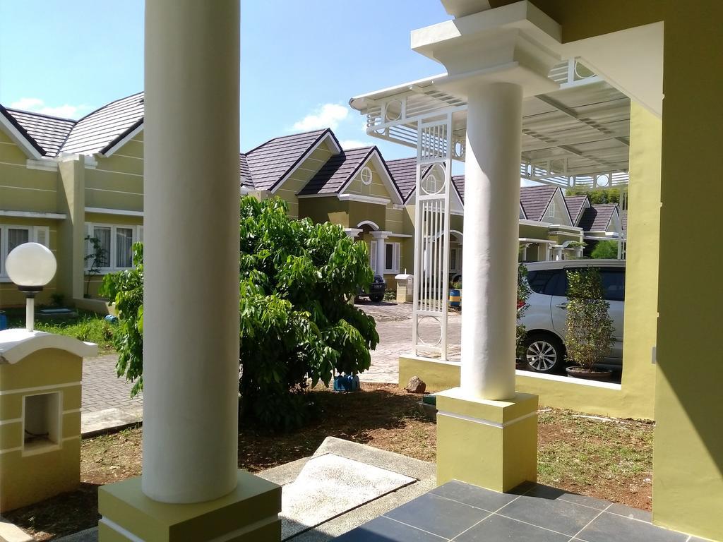 Jasmine Park Guest House Semarang Luaran gambar