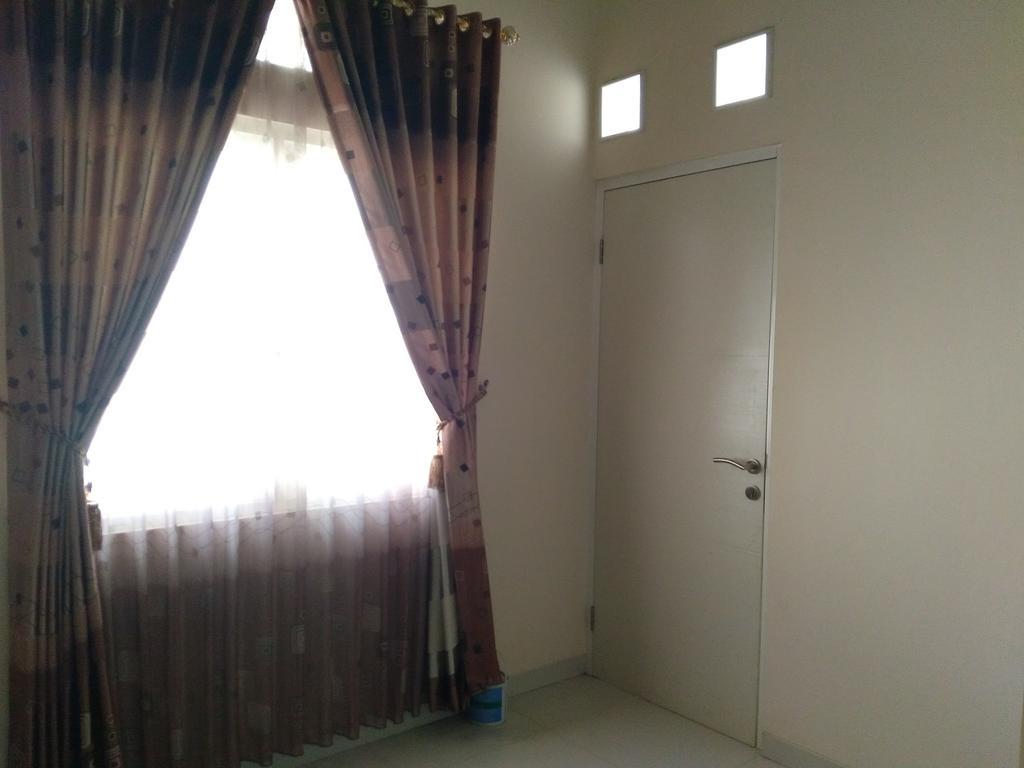 Jasmine Park Guest House Semarang Luaran gambar