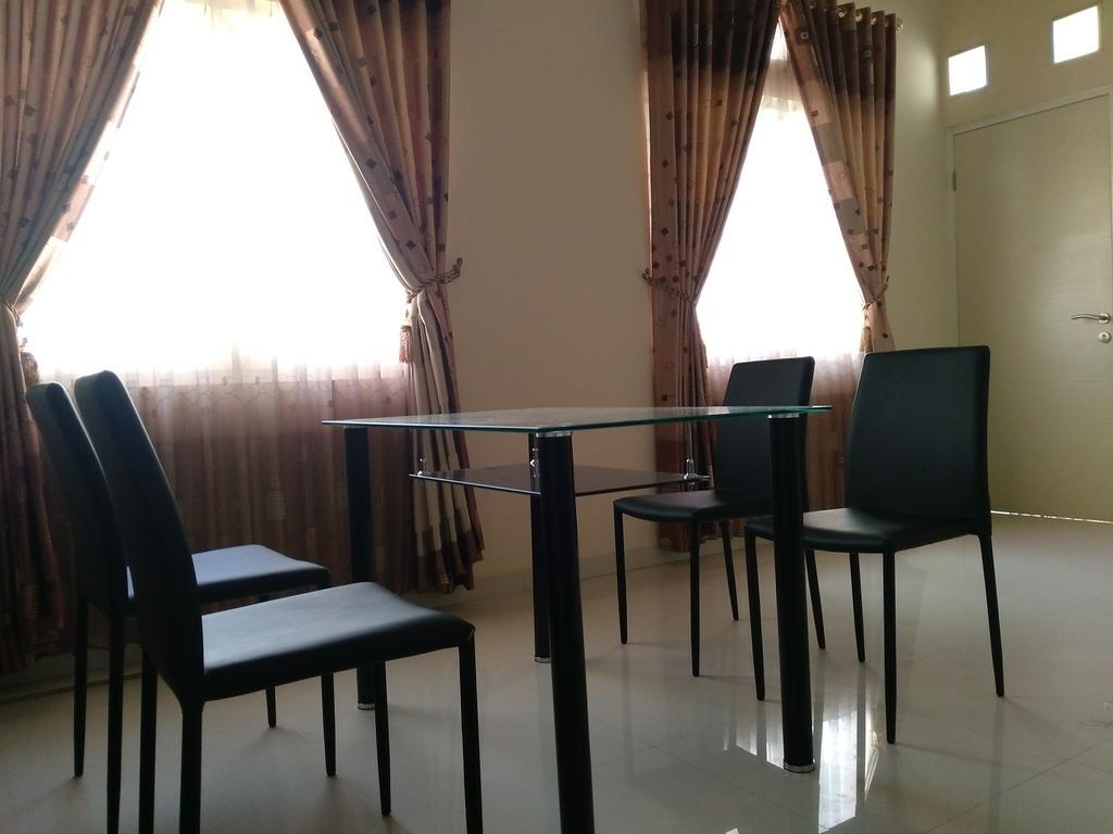 Jasmine Park Guest House Semarang Luaran gambar